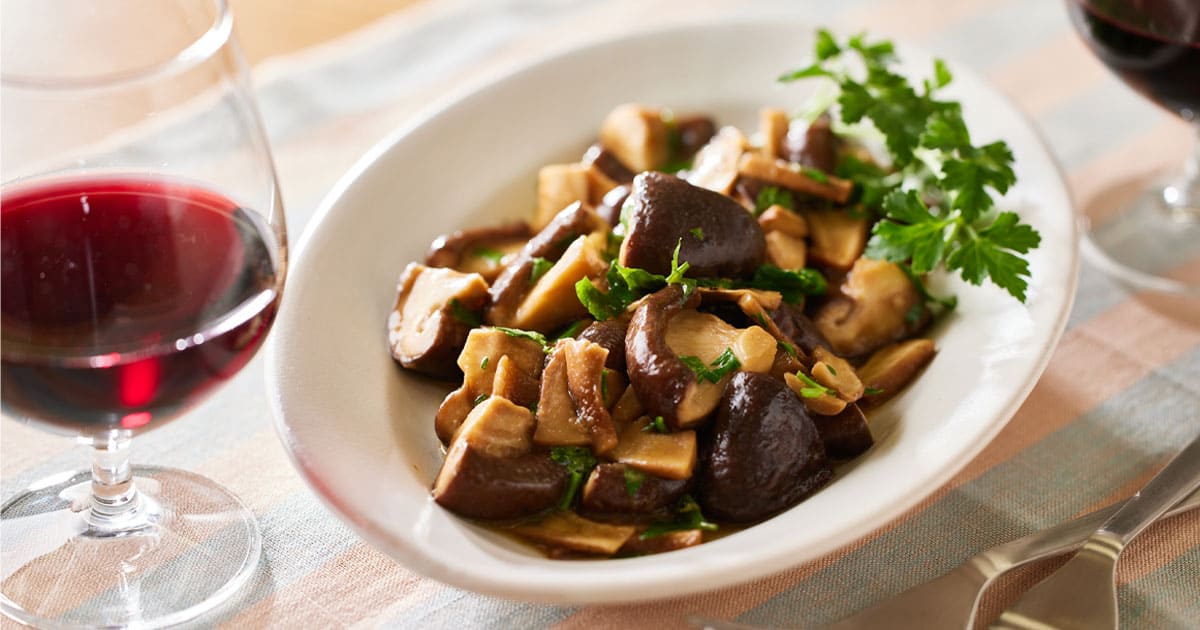 【レンジで1分半！】赤ワインに合う「しいたけのバターしょうゆ蒸し」〈家飲みおつまみレシピ〉