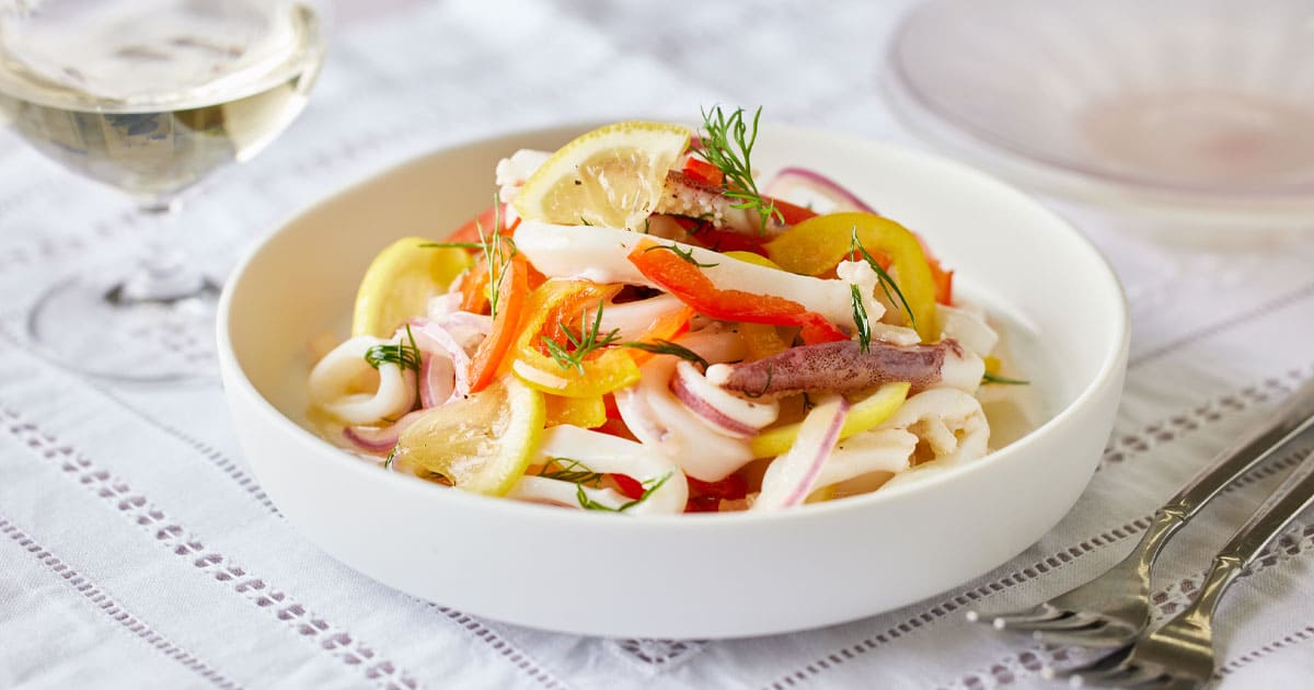 電子レンジで失敗知らず！ しっとり柔らかい「イカのマリネ」〈家飲みおつまみレシピ〉