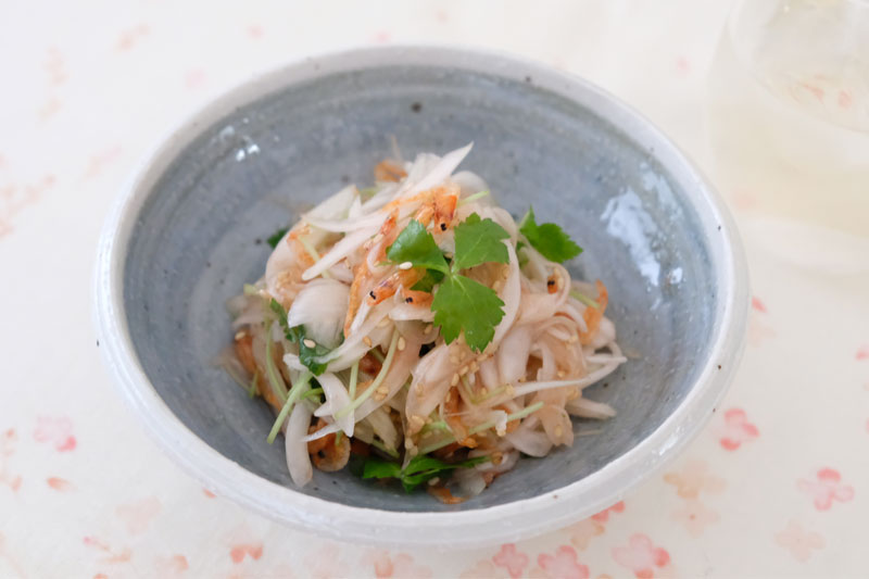 〈春野菜が主役のおつまみレシピ③〉新玉ねぎと桜えびの和サラダ