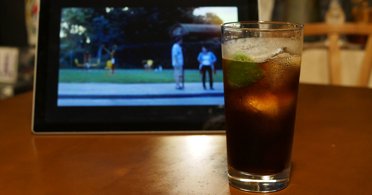 メインビジュアル:ラムコーク片手に見守りたい、冴えないオトコの恋物語【6月の家飲みショートフィルム】