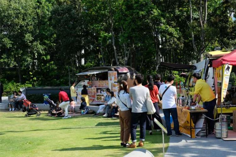 開放感重視！アウトドア大好き！という方には屋外の会場として「芝生広場」が用意