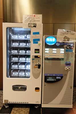 販売機でチケットを購入。100円券と1000円券の2種類があります