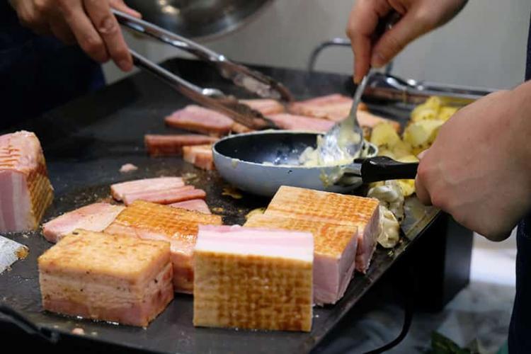 「ベーコンラクレットチーズかけ」の調理風景