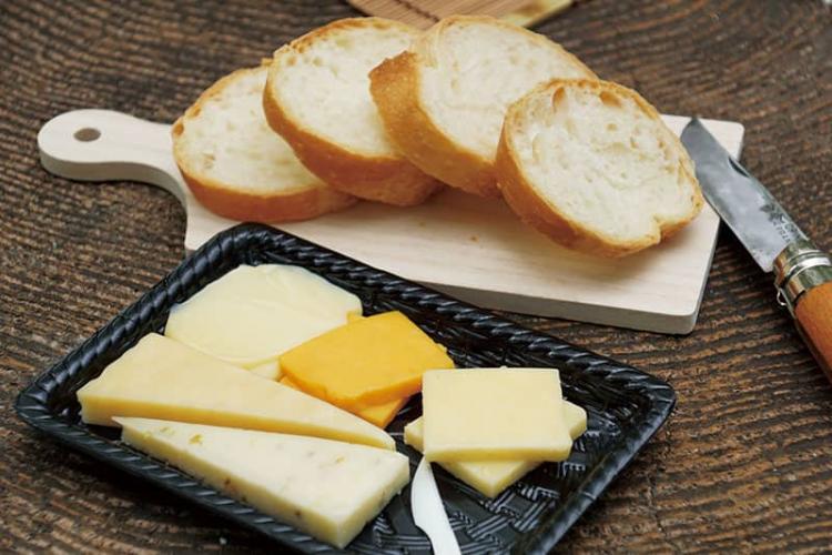 チーズとパンをつまみながら飲み始めて、心を静めます