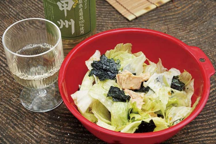 調理班はサラダを作成