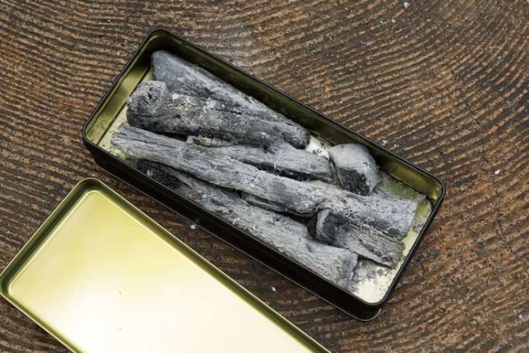 炭を消すときはクッキーの空き缶に入れ蓋をしてしばらく放置すると酸素がなくなって消えます