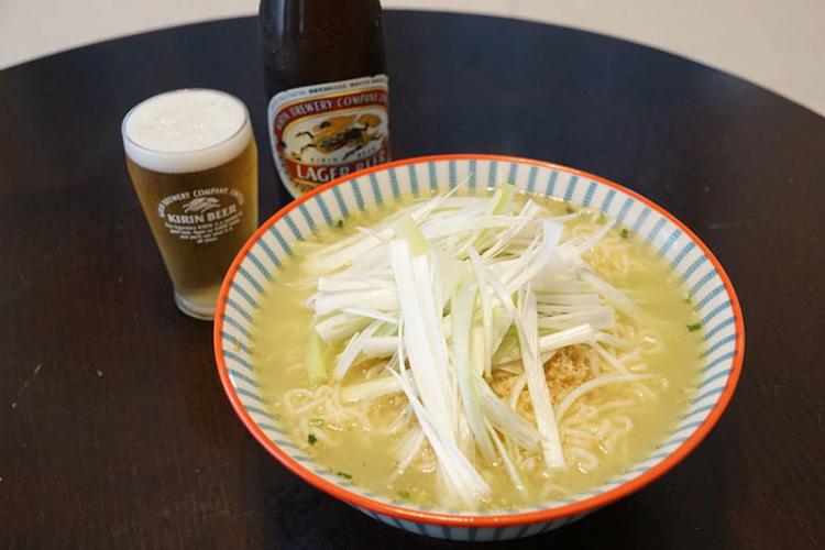 王道中の王道、熱いラーメンとビールの組み合わせ