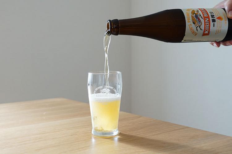 高い位置から勢いよく注いで泡をたてる