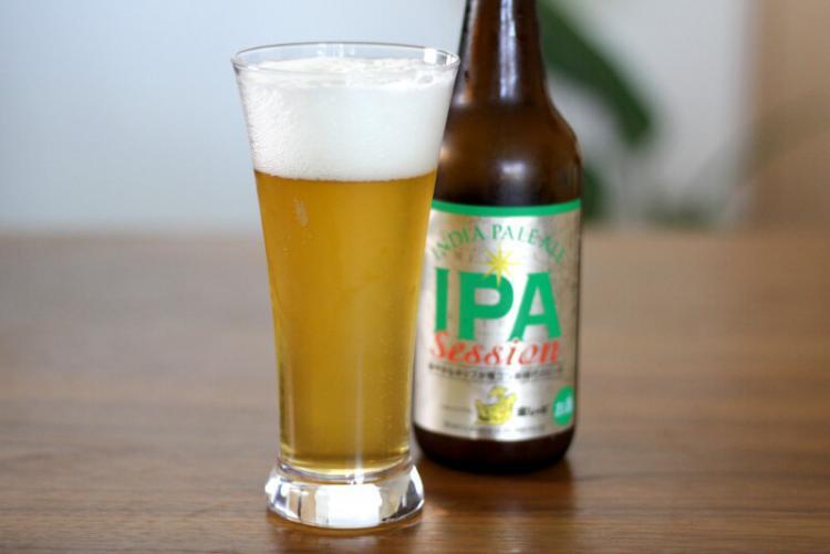 色は一般的なIPAと比べ淡くゴールデンエールのような色合いで少し濁りがあります