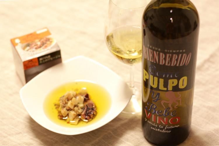 それでは注いでみます。色は輝きのあるゴールド