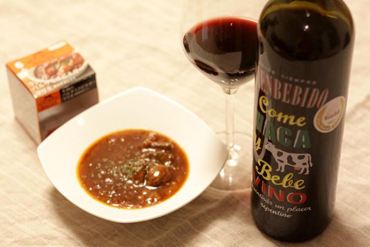 ではグラスに注ぎます。色は濃いルビーレッドでかなり濃厚そうな印象です。