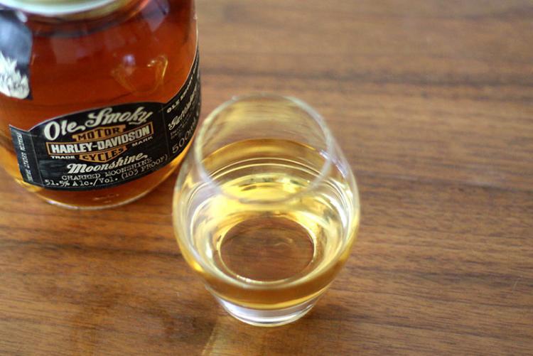 色は薄い琥珀色で、スモーキーな香りが漂います