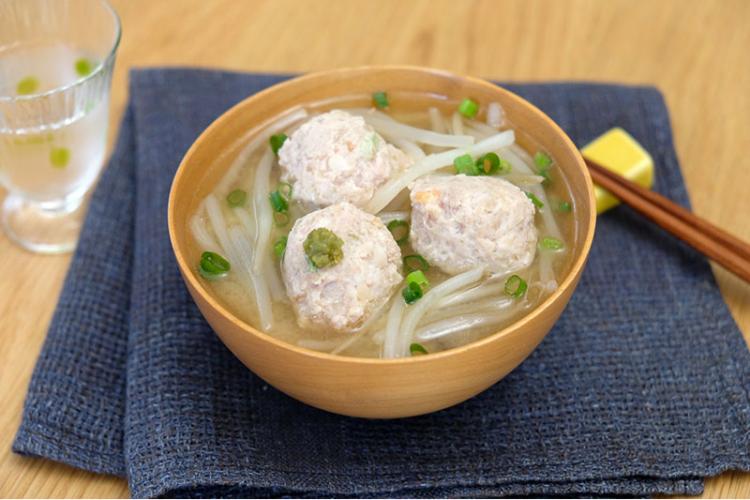 鶏だんごともやしの柚子こしょう味噌汁