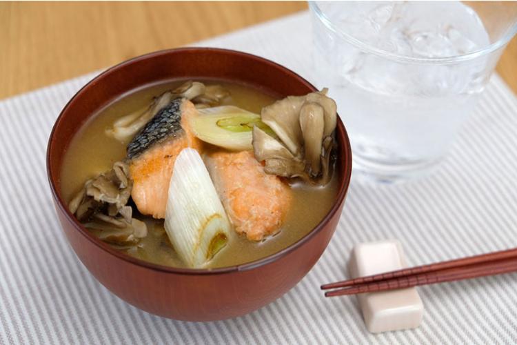 鮭と舞茸の味噌汁コチュジャン風味