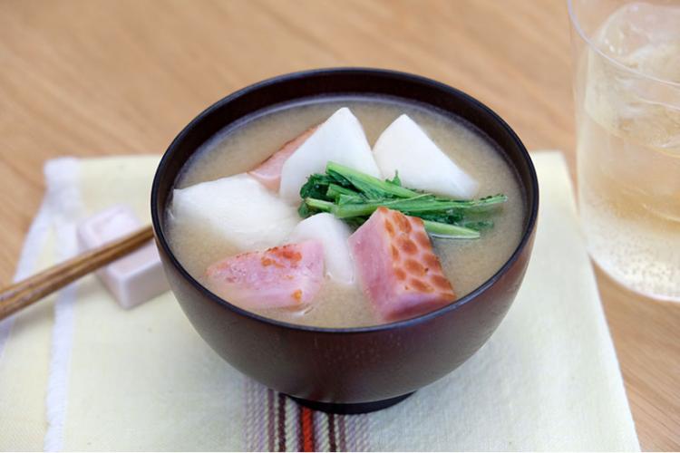 カブとベーコンの味噌汁