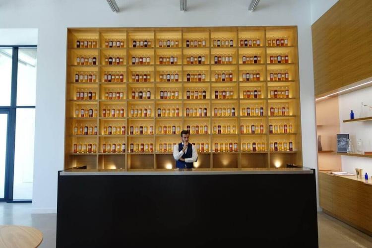 中はお洒落なゲストハウス。広々としたロビーに素敵なバーカウンター