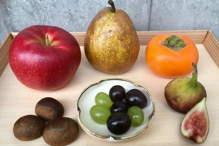 手前右から時計回りに、いちじく、ぶどう、栗、りんご、洋梨、柿。