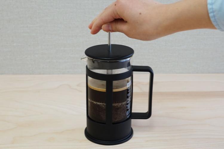 ゆっくり押し下げます