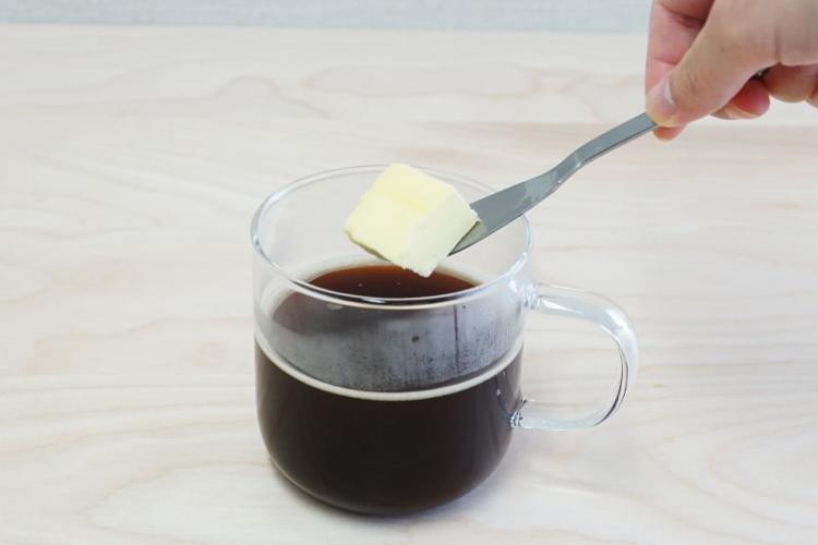 コーヒーにバターを入れます