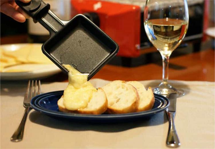 じゃがいもだけでなく、薄く切ったバゲットにラクレットをかけてもなかなかいけます