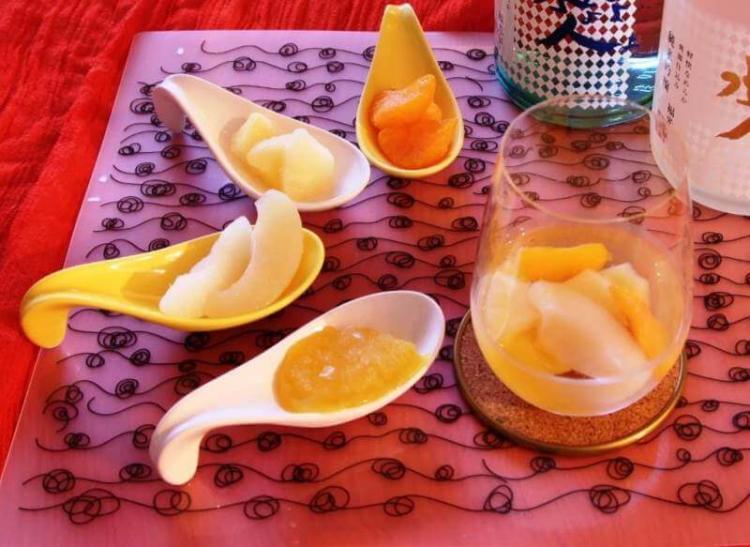 日本酒にフルーツをトッピング