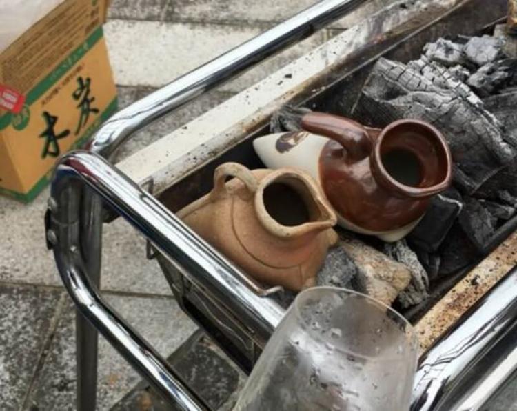 徳利に日本酒を入れBBQコンロにそのままかけてください