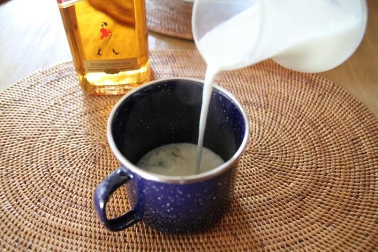 ホットミルクをポットにもって行って、ウイスキーやラムを割るのもおすすめ