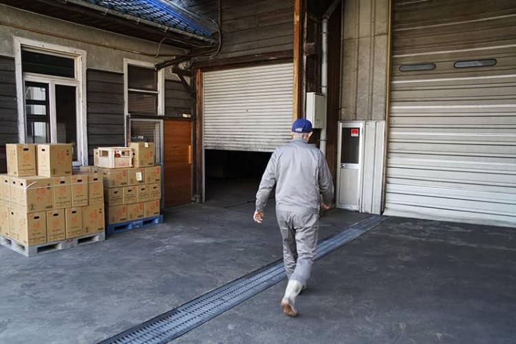 角谷社長に蔵を案内していただきました。社長はいつもスタスタ早足。どんどん先に行ってしまいます。