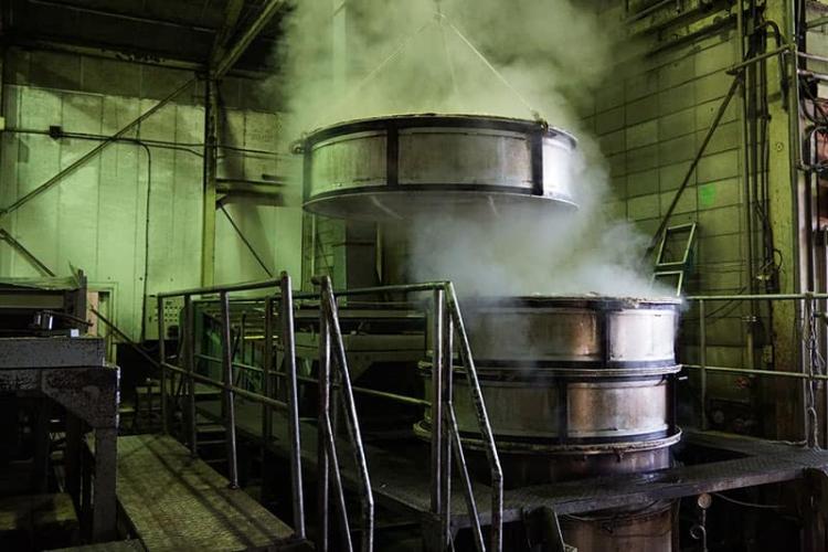 精米して一晩水につけたもち米を、翌日朝から蒸します。