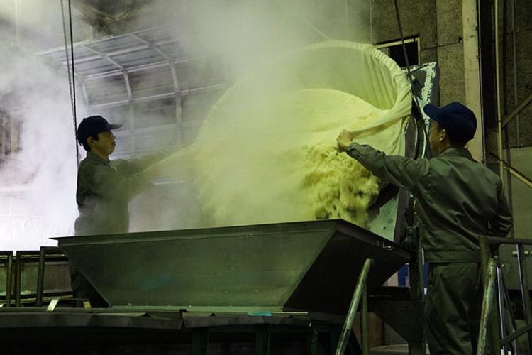 蒸し上がったもち米はやさしい黄色。美味しそうな「おこわ」の香り。