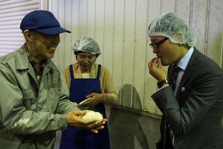 ひとくち味見。とても美味しいおこわです。