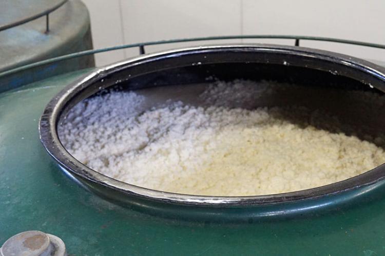 蒸したもち米に米麹と焼酎を合わせ仕込みタンクへ。3カ月じっくりと糖化熟成させます。