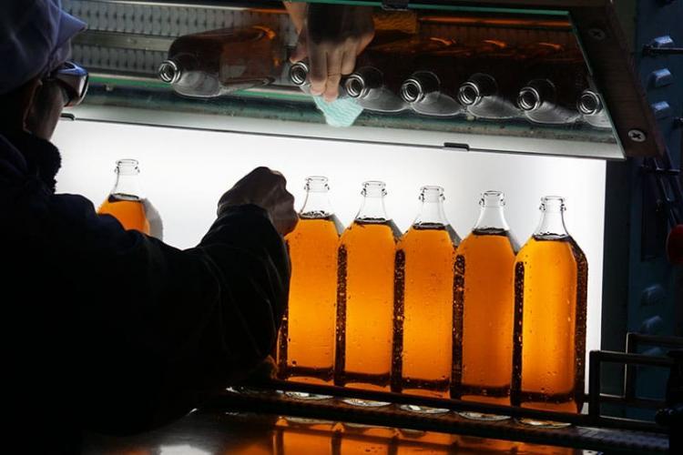 1年以上の熟成を経て美しい琥珀色に仕上がったみりん。一本一本、検品します。