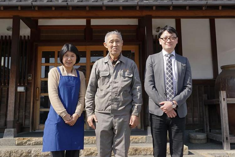 お出迎えいただいたのは、角谷文治郎商店の角谷利夫社長（中央）と、社長の長女の文子（あやこ）さん（左）