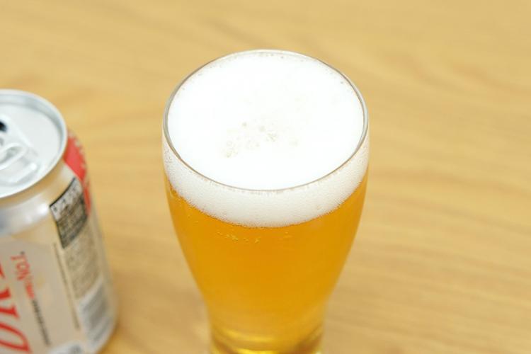 グラスに注いだアサヒ スーパードライの泡