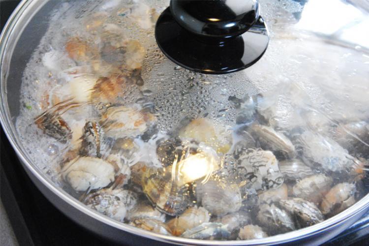 フタをしてアサリを蒸す