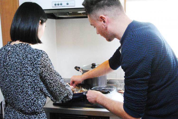 アサリを1つずつ取り出す