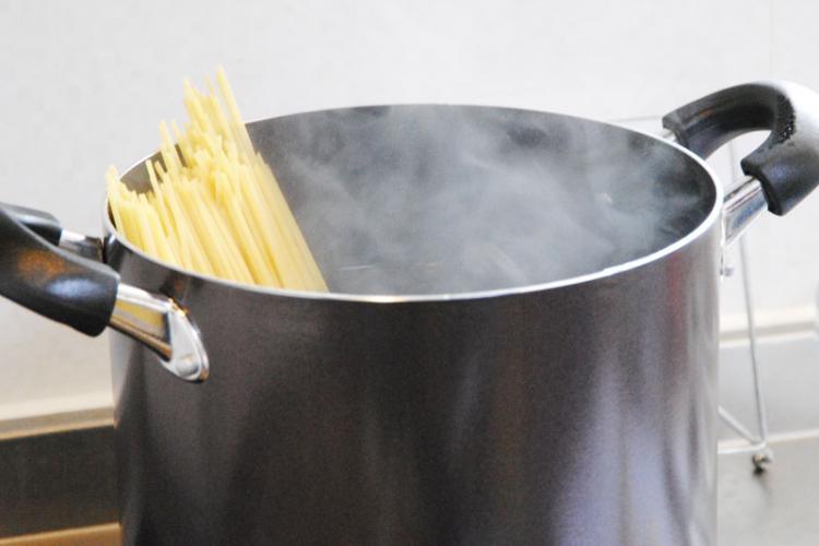 スパゲティを茹でる