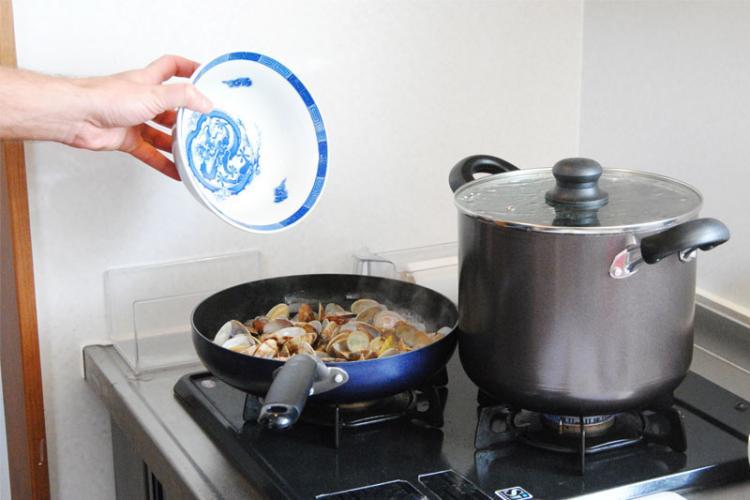 先のアサリを戻し、さらにスープも注いでいきます