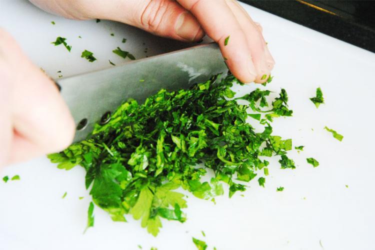 パセリを刻む