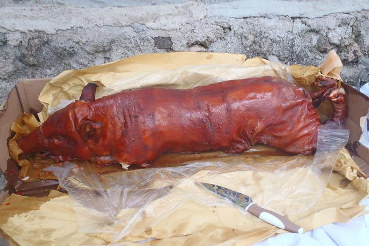 レチョン（子豚の丸焼き）