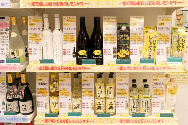 焼酎コーナーでは、本格焼酎のソーダ割り人気やレモンサワーブームを受けて、ソーダ割りに合う焼酎や家飲み用レモンサワーの割材を紹介