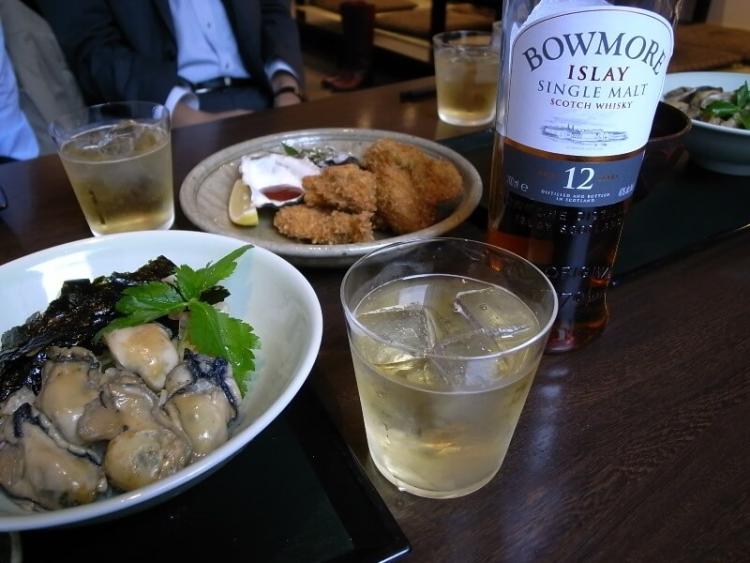 ▲オイル漬けは『ボウモア』ハイボール、カキフライはビールがうまい