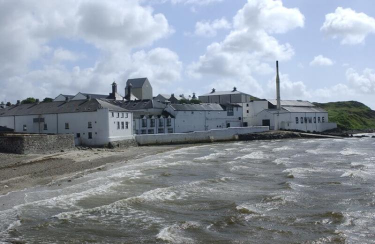 ▲ボウモア蒸溜所はアイラ島の中心部に位置する