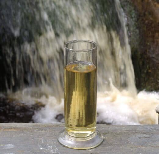 ▲ボウモア蒸溜所の傍を流れる川の水。この水から『ボウモア』が誕生する