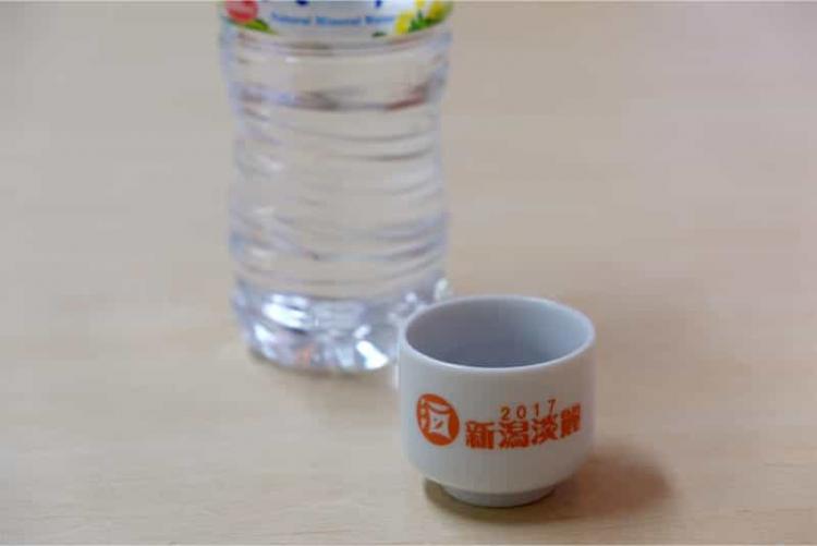 入場してからお猪口と水を受け取ります