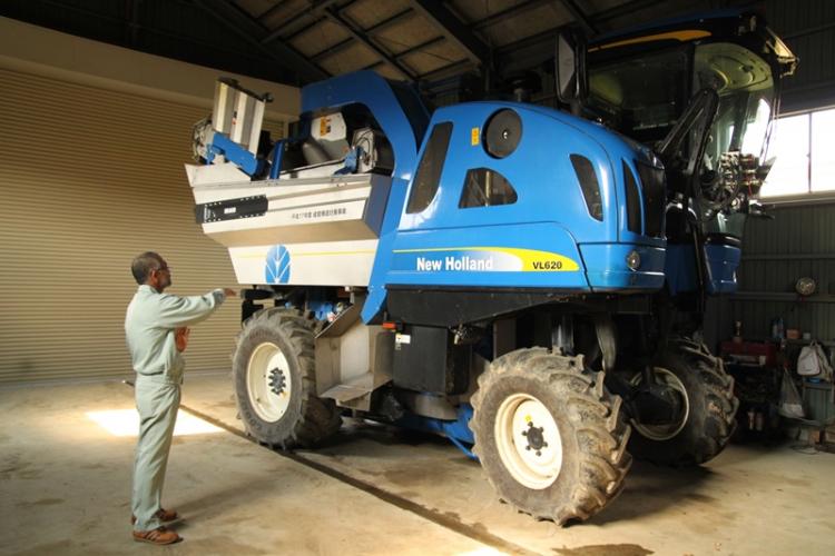 鶴沼ワイナリーの大型収穫機