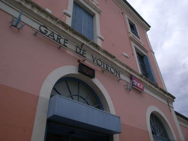 ヴォワロンの駅舎