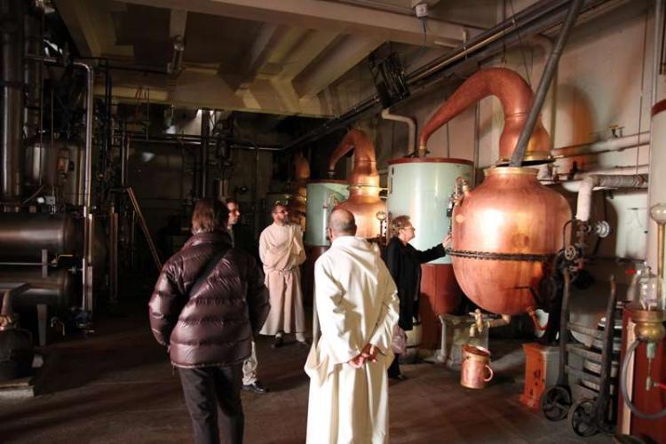 右手の蒸溜器は銅製。左奥に見える新しい蒸溜器はステンレス製で一般品の製造に使用する