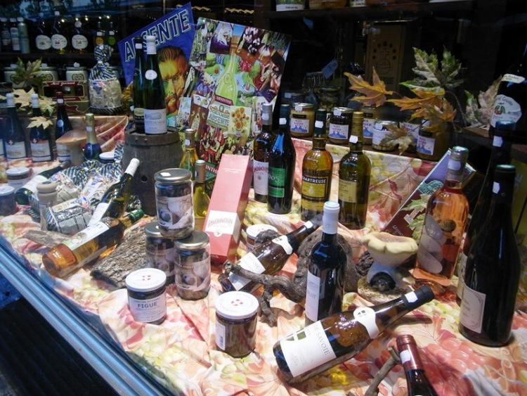ヴォワロンに近いシャンベリー（Chambéry）の街の酒屋さんのショーウィンドウには『シャルトリューズ』にアブサンが並んでいた